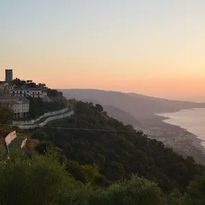Incantevole Vicolo Piraino
